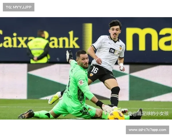 终场前绝杀被吹，赫罗纳主帅失望神情。