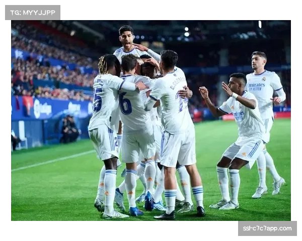 现场：皇马对阵奥萨苏纳，伯纳乌南看台展示巨幅Tifo致敬俱乐部历史